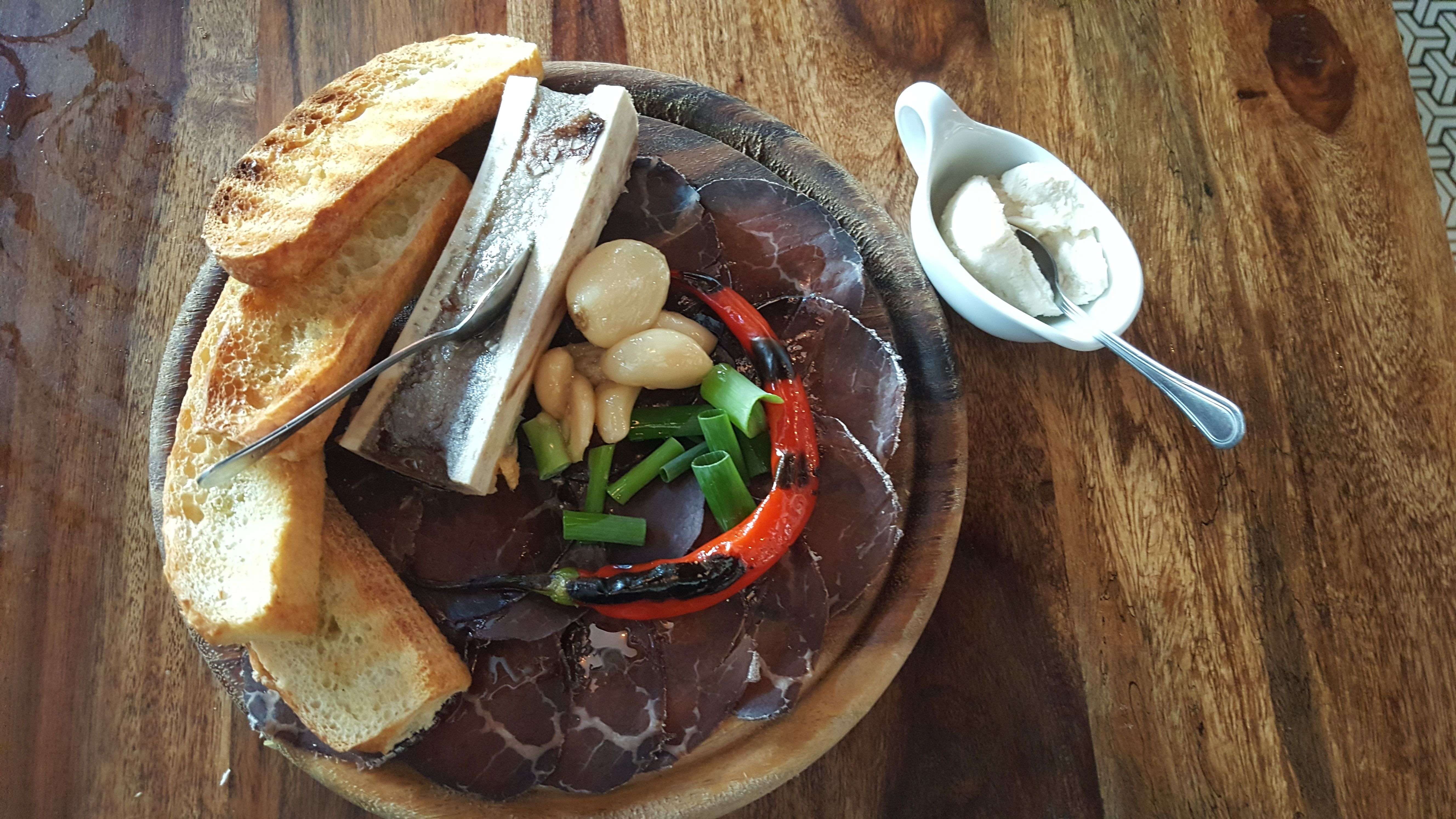 ברזאולה (54 שקלים) נקניק עגל איטלקי | צילום: קרן ילינק